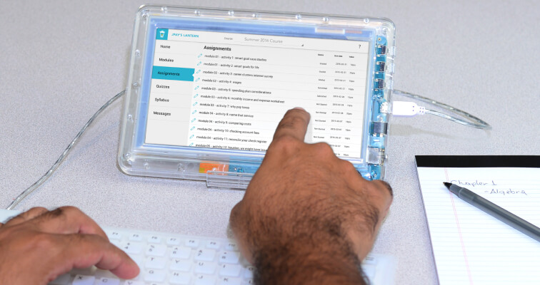 A person using an Securus JP6 tablet